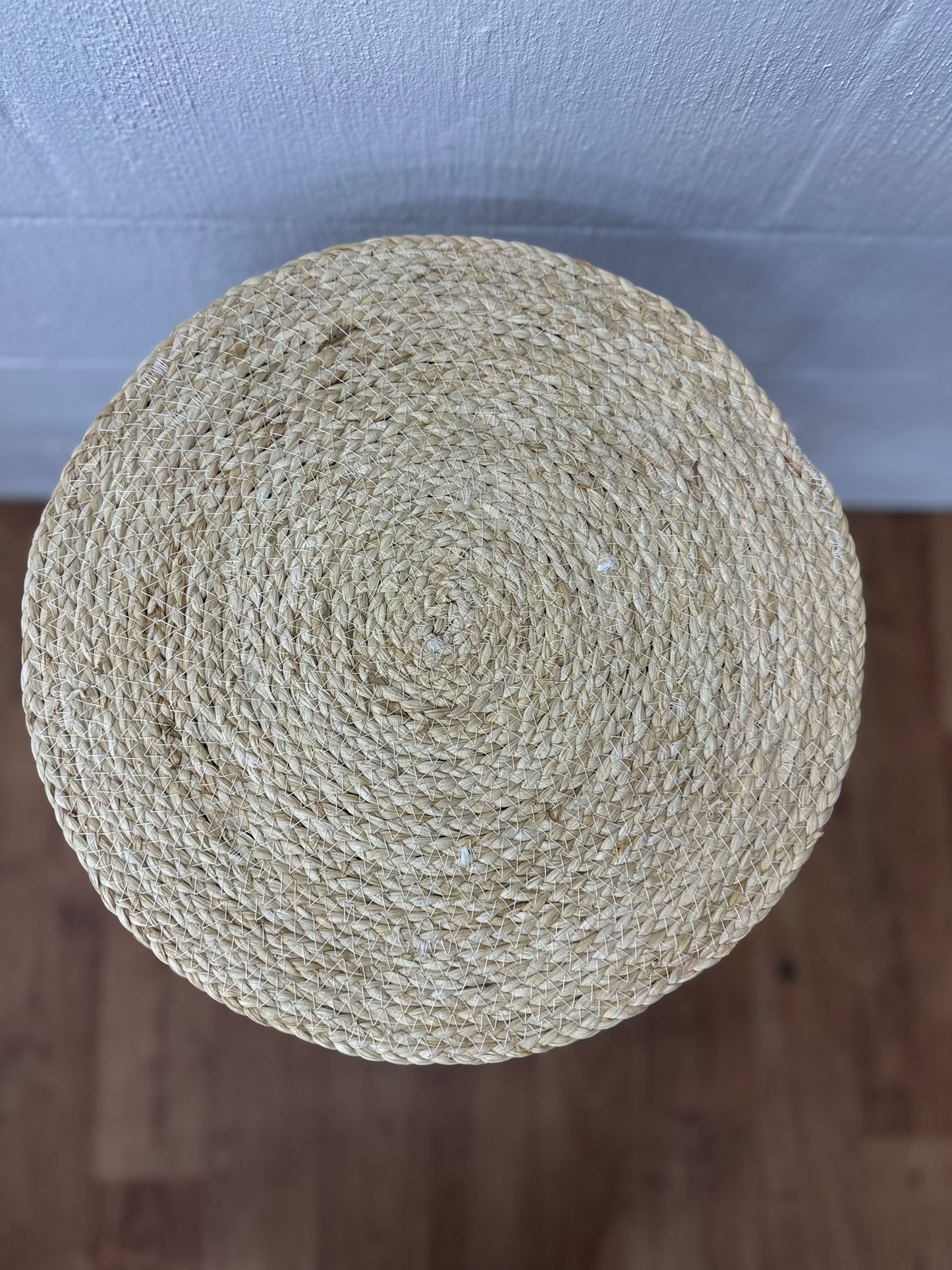 Round Raffia placement